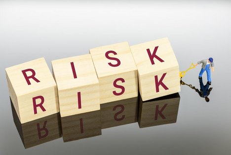 Four dice with letters forming the word risk